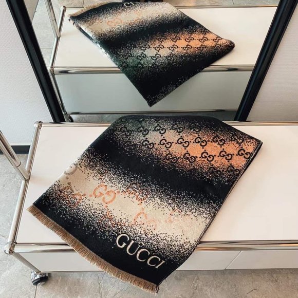 ๐โจAUTHENTICโจ๐Gucci scarf - Picture 4 of 4